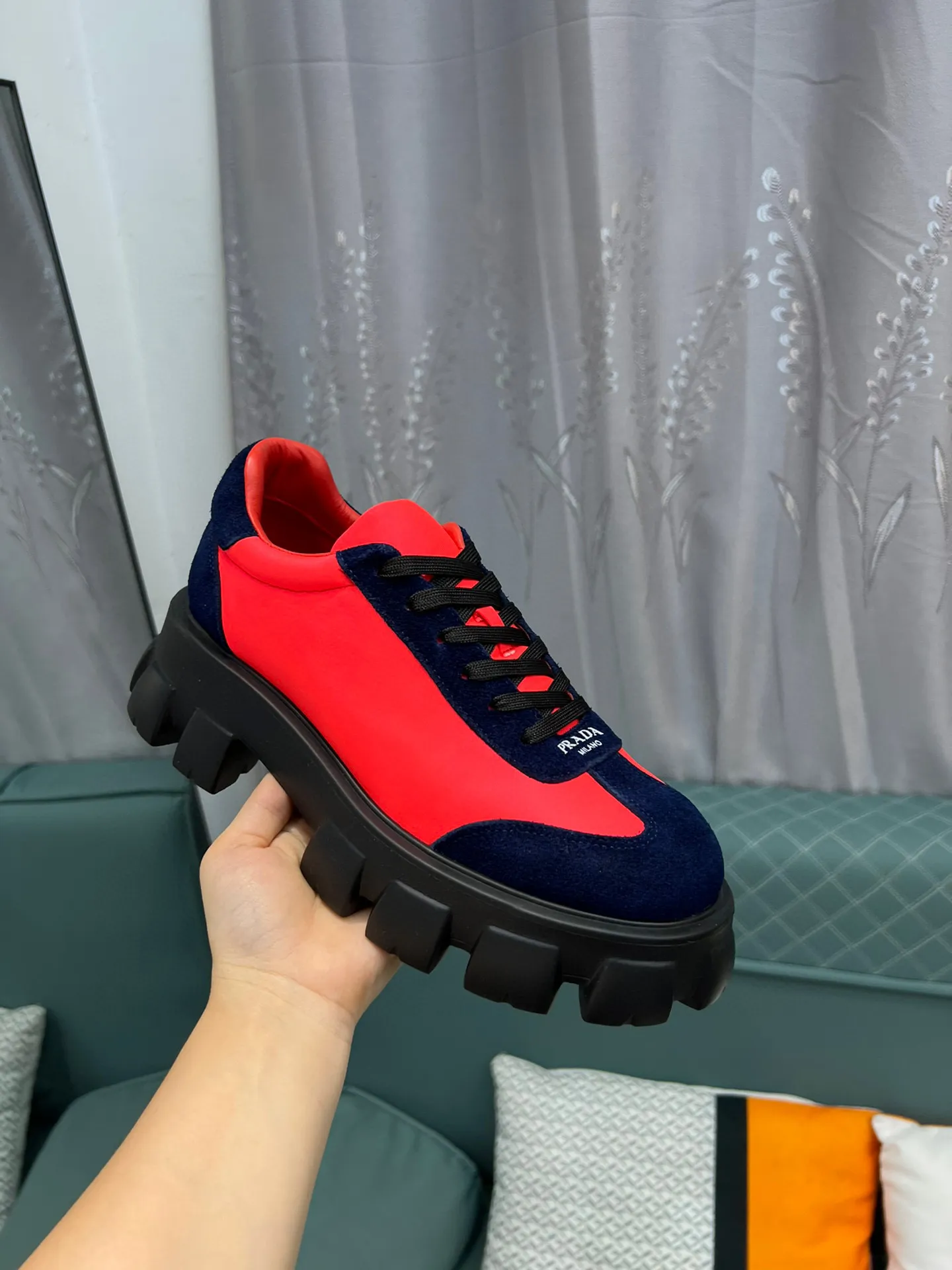 Men's shoes 💰540 Prada Latest 2025ss spring and summer catwalk series Thick-soled platform platform Casual sports shoes Couple style ☑️ Bold contrasting bright colors and fashionable combination Casual sports style design with exquisite details Classic personalized gear thick sole Increased comfort and unique modern trend style 🚩 Fabric: Cowhide ➕ Cloth Lining: Sheepskin Outsole: Original molded ultra-light foam material Sole thickness: 4.5CM Size: 35-45 (Female 40, Male 45, customized, non-returnable)